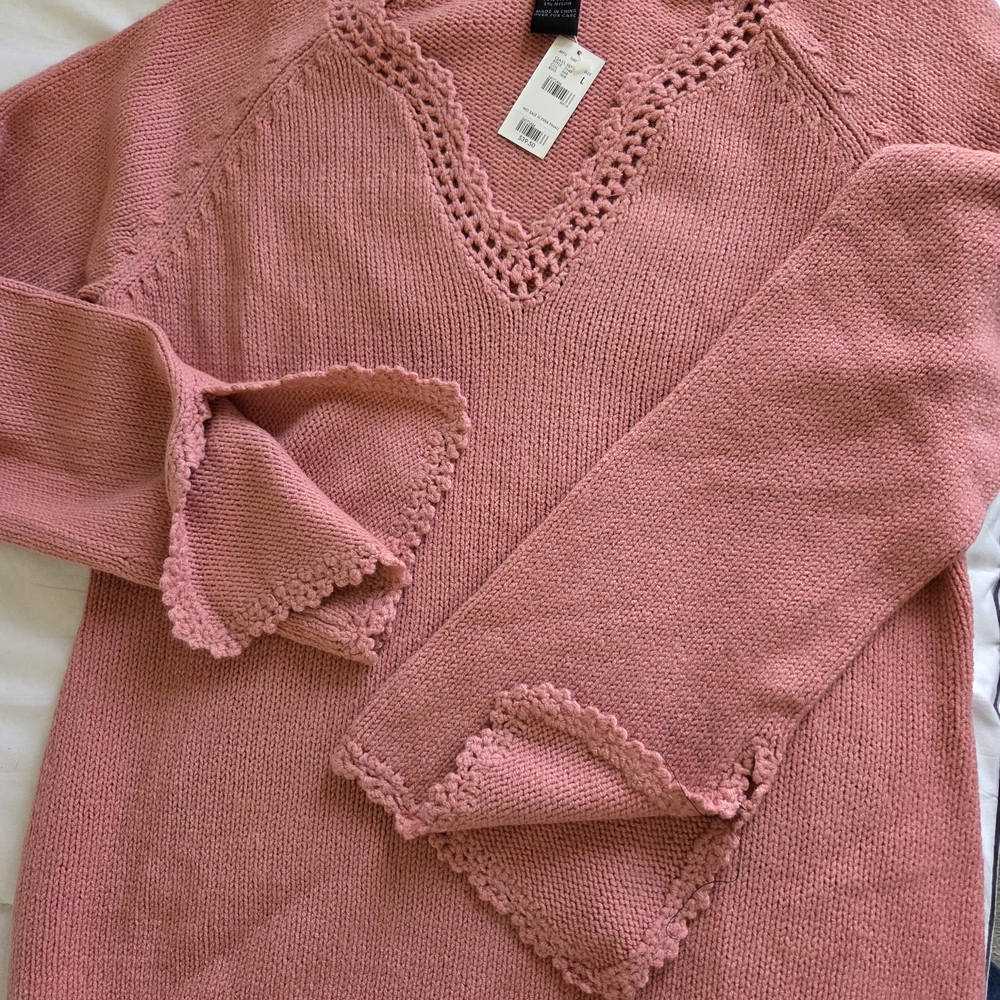 Delicate Crochet-Trim V-Neck Sweater in Coral Pink Dusty  Rose
